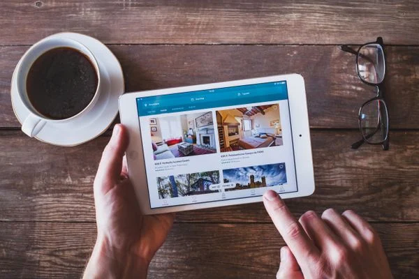 Você está visualizando atualmente Tribunais de todo o país acumulam decisões que protegem anfitriões e hóspedes nas plataformas digitais como o Airbnb.
